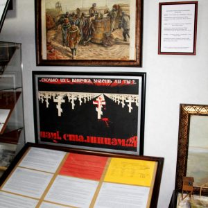 Часть экспозиции по теме «ГУЛАГ». Картина худ. Г. Черкасова. Плакат худ. В.А. Ленькова.