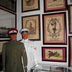 Форма одежды чинов Дроздовских и Алексеевских частей (реконструкция) и портреты-плакаты вождей Белого движения.