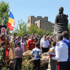 Открытию памятника предшествовал молебен, который совершил с небольшим хором прихожан православный священник отец Михаил из станицы Еланской.