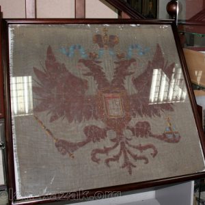 Изображение русского герба, использовавшееся в оформлении помещения Общества бывших русских морских офицеров в Нью-Йорке.