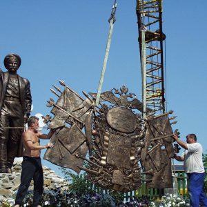 В.М. Мелихов (на фото слева) не только контролирует, но и принимает непосредственное участие в реализации своих проектов. Устанока одного из центральных элементов мемориальной композиции.